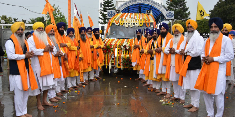 400 ਸਾਲਾ ਨੂੰ ਸਮਰਪਿਤ ਨਗਰ ਕੀਰਤਨ ਖ਼ਾਲਸਈ ਜਾਹੋ ਜਲਾਲ ਨਾਲ ਗੁਰਦੁਆਰਾ ਚਰਨਕੰਵਲ ਸਾਹਿਬ ਬੰਗਾ ਤੋਂ ਅੱਗੇ ਰਵਾਨਾ