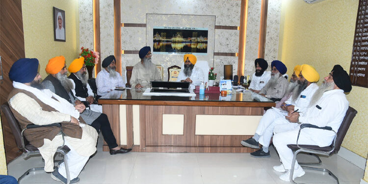 ਮੁੱਖ ਸਕੱਤਰ ਐਡਵੋਕੇਟ ਹਰਜਿੰਦਰ ਸਿੰਘ ਧਾਮੀ ਨੇ ਸ੍ਰੀ ਦਰਬਾਰ ਸਾਹਿਬ ਦੇ ਮੈਨੇਜਰਾਂ ਨਾਲ ਪ੍ਰਬੰਧਾਂ ਸਬੰਧੀ ਕੀਤੀ ਇਕੱਤਰਤਾ