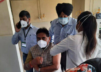 ਉਦਯੋਗ ਤੇ ਵਣਜ ਮੰਤਰੀ ਨੇ ਕੋਵਿਡ ਵੈਕਸੀਨ ਲਵਾਈ