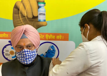 ਰਾਣਾ ਸੋਢੀ ਨੇ ਮੋਹਾਲੀ ਦੇ ਸਿਵਲ ਹਸਪਤਾਲ ‘ਚ ਕੋਵਿਡ ਦੀ ਦਵਾਈ ਦਾ ਪਹਿਲਾ ਟੀਕਾ ਲੁਆਇਆ