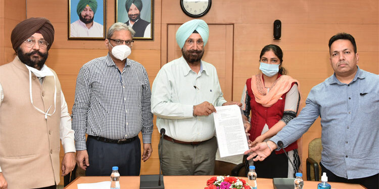 ਸੁਖਜਿੰਦਰ ਸਿੰਘ ਰੰਧਾਵਾ ਨੇ ਸਹਿਕਾਰੀ ਖੇਤੀਬਾੜੀ ਵਿਕਾਸ ਬੈਂਕ ਦੇ 5 ਉਮੀਦਵਾਰਾਂ ਨੂੰ ਤਰਸ ਦੇ ਆਧਾਰ ‘ਤੇ ਨਿਯੁਕਤੀ ਪੱਤਰ ਸੌਂਪੇ