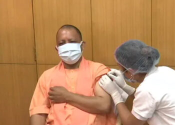 ਮੁੱਖ ਮੰਤਰੀ ਯੋਗੀ ਆਦਿੱਤਿਆ ਨਾਥ ਨੇ ਲਈ ਕੋਰੋਨਾ ਟੀਕੇ ਦੀ ਪਹਿਲੀ ਖੁਰਾਕ