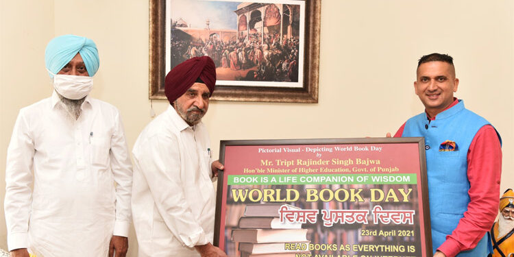 ਵਿਸ਼ਵ ਕਿਤਾਬ ਦਿਵਸ: ਉਚੇਰੀ ਸਿੱਖਿਆ ਮੰਤਰੀ ਤ੍ਰਿਪਤ ਬਾਜਵਾ ਵੱਲੋਂ ਤਸਵੀਰਾਂ ਰਾਹੀਂ ਕਿਤਾਬਾਂ ਦੀ ਮਹੱਤਤਾ ਨੂੰ ਪੇਸ਼ ਕਰਦੀ ਕਿਤਾਬ ਦੀ ਘੁੰਢ ਚੁੱਕਾਈ