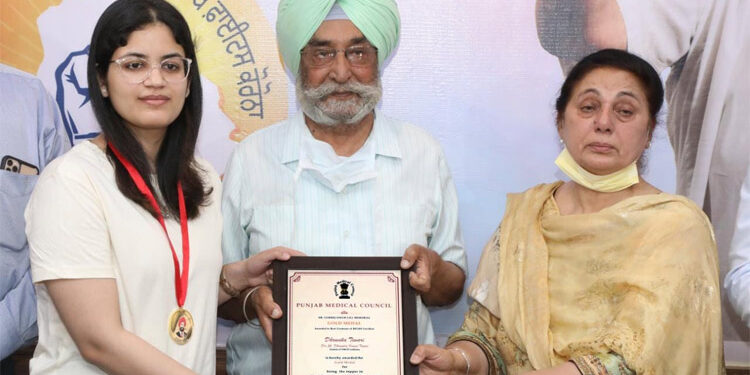 ਪੰਜਾਬ ਮੈਡੀਕਲ ਕੌਂਸਲ ਵਲੋਂ ਡਾ. ਧਰੂਵਿਕਾ ਤਿਵਾੜੀ ਦਾ ਡਾ. ਗੁਰਮੇਜ ਸਿੰਘ ਗਿੱਲ ਯਾਦਗਾਰੀ ਗੋਲਡ ਮੈਡਲ ਨਾਲ ਸਨਮਾਨ