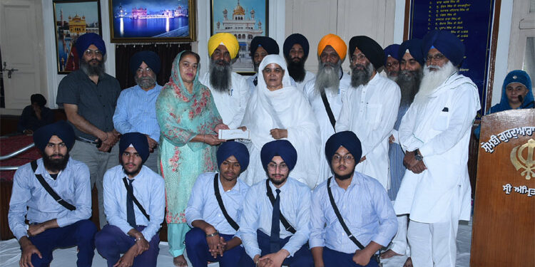 ਸ਼੍ਰੋਮਣੀ ਕਮੇਟੀ ਵੱਲੋਂ ਅੰਮ੍ਰਿਤਧਾਰੀ ਵਿਦਿਆਰਥੀਆਂ 65 ਲੱਖ ਰੁਪਏ ਤੋਂ ਵੱਧ ਵਜ਼ੀਫਾ ਰਾਸ਼ੀ ਤਕਸੀਮ