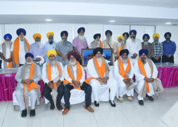 ਸ਼ੋ੍ਮਣੀ ਕਮੇਟੀ ਦੇ ਸੇਵਾ-ਮੁਕਤ ਹੋ ਚੁੱਕੇ ਅਧਿਕਾਰੀ ਤੇ ਕਰਮਚਾਰੀ ਭਲਾਈ ਫੰਡ ਸਕੀਮ ਤਹਿਤ ਸਨਮਾਨਿਤ