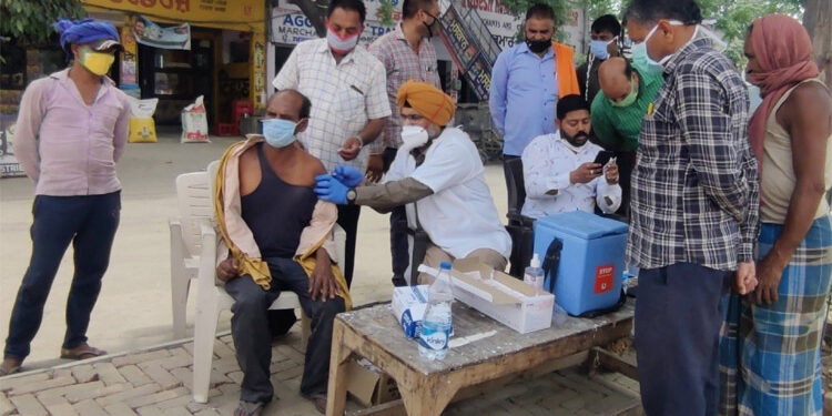 ਖਰੀਦ ਸੀਜ਼ਨ ਦੌਰਾਨ ਸੂਬੇ ਦੀਆਂ ਮੰਡੀਆਂ ਵਿੱਚ ਹੁਣ ਤੱਕ 6000 ਤੋਂ ਵੱਧ ਲੋਕਾਂ ਨੇ ਕੋਵਿਡ ਤੋਂ ਬਚਾਅ ਦਾ ਟੀਕਾ ਲਵਾਇਆ