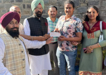 ਖੇਡ ਮੰਤਰੀ ਰਾਣਾ ਸੋਢੀ ਨੇ ਟੋਕੀਉ ਉਲੰਪਿਕਸ ਕੁਆਲੀਫ਼ਾਇਰ ਕਮਲਪ੍ਰੀਤ ਕੌਰ ਨੂੰ 10 ਲੱਖ ਰੁਪਏ ਦਾ ਚੈੱਕ ਸੌਂਪਿਆ