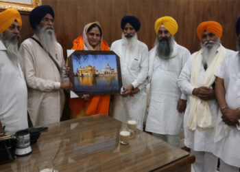 ਸੁਨਾਮ ਦੇ ਐਸ.ਡੀ.ਐਮ. ਬੀਬੀ ਮਨਜੀਤ ਕੌਰ ਸੱਚਖੰਡ ਸ੍ਰੀ ਹਰਿਮੰਦਰ ਸਾਹਿਬ ਵਿਖੇ ਹੋਏ ਨਤਮਸਤਕ