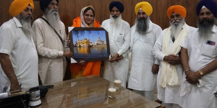 ਸੁਨਾਮ ਦੇ ਐਸ.ਡੀ.ਐਮ. ਬੀਬੀ ਮਨਜੀਤ ਕੌਰ ਸੱਚਖੰਡ ਸ੍ਰੀ ਹਰਿਮੰਦਰ ਸਾਹਿਬ ਵਿਖੇ ਹੋਏ ਨਤਮਸਤਕ