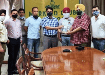 ਮਾਰਕਫੈਡ ਕਲੱਬ ਵੱਲੋਂ ਆਪਣੇ ਕਰਮਚਾਰੀਆਂ ਨੂੰ ਸੈਨੇਟਾਈਜ਼ਰ ਅਤੇ ਮਾਸਕ ਵੰਡੇ ਗਏ