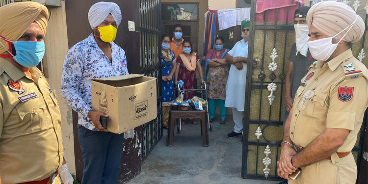 ਕੋਵਿਡ-19 ਤੋਂ ਪ੍ਰਭਾਵਿਤ ਪਰਿਵਾਰਾਂ ਵੱਲੋਂ ਪੁਲਿਸ ਜ਼ਰੀਏ ਘਰ ਘਰ ਖਾਣਾ ਪਹੁੰਚਾਉਣ ਲਈ ਕੀਤਾ ਜਾ ਰਿਹੈ ਪੰਜਾਬ ਸਰਕਾਰ ਦਾ ਧੰਨਵਾਦ