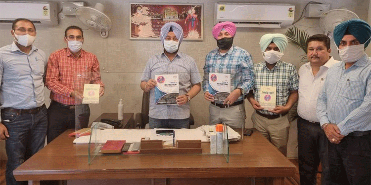 ਮਾਲ ਮੰਤਰੀ ਵੱਲੋਂ ਪੰਜਾਬ ਮਾਲ ਅਫਸਰ ਐਸੋਸੀਏਸ਼ਨ ਦੁਆਰਾ ਸੰਕਲਿਤ ਡਾਇਰੈਕਟਰੀ ਅਤੇ ਰਜਿਸਟਰੀਆਂ ਸਬੰਧੀ ਨਿਰਦੇਸ਼ਾਂ ਦਾ ਕਿਤਾਬਚਾ ਜਾਰੀ