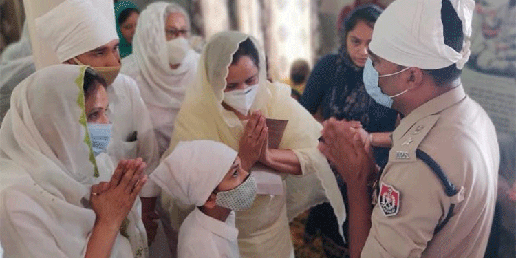 ਡੀਜੀਪੀ ਪੰਜਾਬ ਦਿਨਕਰ ਗੁਪਤਾ ਨੇ ਸ਼ਹੀਦ ਏਐਸਆਈ ਦਲਵਿੰਦਰਜੀਤ ਸਿੰਘ ਨੂੰ ਉਨ੍ਹਾਂ ਦੇ ਭੋਗ ਮੌਕੇ ਦਿੱਤੀ ਨਿੱਘੀ ਸ਼ਰਧਾਂਜਲੀ