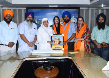 ਬੀਬੀ ਜਗੀਰ ਕੌਰ ਨੇ ਸੱਚਖੰਡ ਸ੍ਰੀ ਹਰਿਮੰਦਰ ਸਾਹਿਬ ਦੇ ਦਰਸ਼ਨਾਂ ਲਈ ਪੁੱਜੇ ਹਾਕੀ ਓਲੰਪੀਅਨ ਸ. ਰਜਿੰਦਰ ਸਿੰਘ ਨੂੰ ਕੀਤਾ ਸਨਮਾਨਿਤ