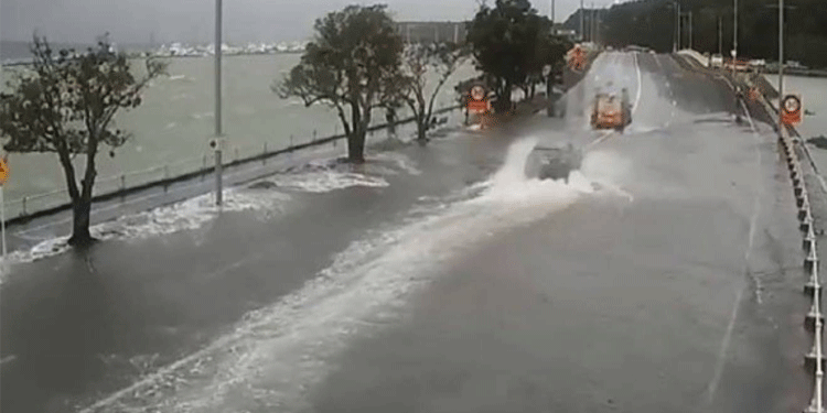 ਨਿਊਜ਼ੀਲੈਂਡ ਵਿੱਚ ਹੜ੍ਹ ਕਾਰਨ ਐਮਰਜੈਂਸੀ ਘੋਸ਼ਿਤ, ਸੈਂਕੜੇ ਵਿਅਕਤੀਆਂ ਨੂੰ ਸੁਰੱਖਿਅਤ ਕੱਢਿਆ