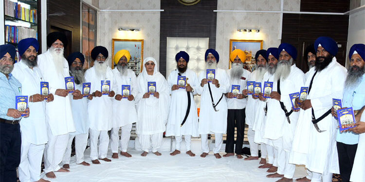 ਸ੍ਰੀ ਅਕਾਲ ਤਖ਼ਤ ਸਾਹਿਬ ਬਾਰੇ ਕਿਤਾਬਚਾ ਪ੍ਰਮੁੱਖ ਸ਼ਖ਼ਸੀਅਤਾਂ ਨੇ ਕੀਤਾ ਜਾਰੀ