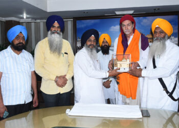 ਜਰਮਨੀ ਦੇ ਰਾਜਦੂਤ ਵਾਲਟਰ ਜੇ ਲਿੰਡਨਰ ਸੱਚਖੰਡ ਸ੍ਰੀ ਹਰਿਮੰਦਰ ਸਾਹਿਬ ਵਿਖੇ ਹੋਏ ਨਤਮਸਤਕ