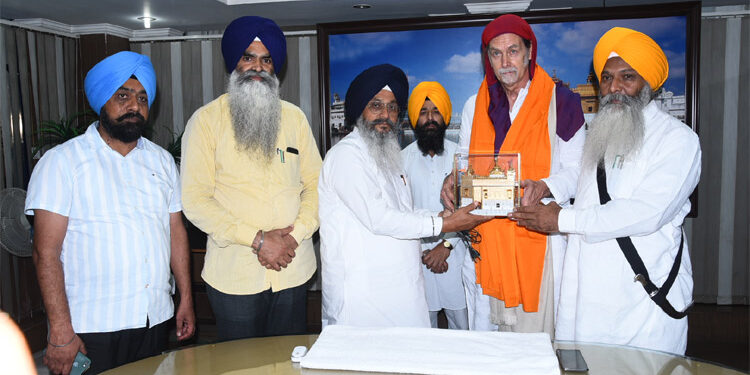 ਜਰਮਨੀ ਦੇ ਰਾਜਦੂਤ ਵਾਲਟਰ ਜੇ ਲਿੰਡਨਰ ਸੱਚਖੰਡ ਸ੍ਰੀ ਹਰਿਮੰਦਰ ਸਾਹਿਬ ਵਿਖੇ ਹੋਏ ਨਤਮਸਤਕ