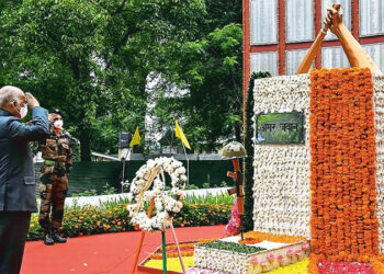 ਰਾਸ਼ਟਰਪਤੀ ਰਾਮਨਾਥ ਕੋਵਿੰਦ ਨੇ ਕਸ਼ਮੀਰ ਦੇ ਬਾਰਾਮੁਲ੍ਹਾ ਵਿੱਚ ਕਾਰਗਿਲ ਸ਼ਹੀਦਾਂ ਨੂੰ ਸ਼ਰਧਾਂਜਲੀ ਦਿੱਤੀ