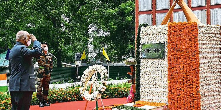 ਰਾਸ਼ਟਰਪਤੀ ਰਾਮਨਾਥ ਕੋਵਿੰਦ ਨੇ ਕਸ਼ਮੀਰ ਦੇ ਬਾਰਾਮੁਲ੍ਹਾ ਵਿੱਚ ਕਾਰਗਿਲ ਸ਼ਹੀਦਾਂ ਨੂੰ ਸ਼ਰਧਾਂਜਲੀ ਦਿੱਤੀ
