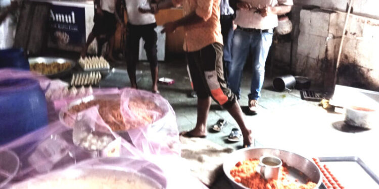 ਸਿਹਤ ਵਿਭਾਗ ਦੀ ਟੀਮ ਵਲੋਂ ਜ਼ੀਰਕਪੁਰ ਵਿੱਚ ਮਿਠਾਈਆਂ ਦੀ ਫੈਕਟਰੀ ਵਿੱਚ ਅਚਨਚੇਤ ਜਾਂਚ, ਦੋ ਸੈਂਪਲ ਲਏ ਮਿਆਦ-ਪੁੱਗੀਆਂ ਅਤੇ ਮਿਲਾਵਟੀ ਚੀਜ਼ਾਂ ਦੀ ਵਿਕਰੀ ਬਰਦਾਸ਼ਤ ਨਹੀਂ ਕੀਤੀ ਜਾਵੇਗੀ : ਡਾ. ਸੁਭਾਸ਼ ਕੁਮਾਰ