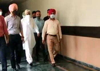 ਸਾਬਕਾ ਡੀ ਜੀ ਪੀ ਸੁਮੇਧ ਸੈਣੀ ਨੂੰ ਸਖਤ ਸੁਰੱਖਿਆ ਪ੍ਰਬੰਧਾਂ ਹੇਠ ਅਦਾਲਤ ਵਿੱਚ ਪੇਸ਼ ਕੀਤਾ ਪੁਲੀਸ ਨੇ ਸੁਰਖਿਆ ਪ੍ਰਬੰਧਾਂ ਦੇ ਨਾਮ ਤੇ ਮੀਡੀਆ ਨੂੰ ਅਦਾਲਤ ਵਿੱਚ ਦਾਖਿਲ ਨਾ ਹੋਣ ਦਿੱਤਾ, ਪੂਰਾ ਦਿਨ ਨਹੀਂ ਆਇਆ ਕੋਈ ਫੈਸਲਾ