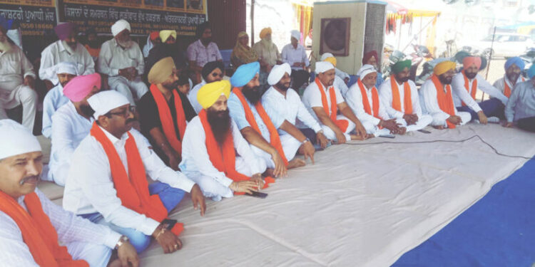 ਪੂਰੀ ਦੁਨੀਆ ਵਿੱਚ ਮਿਸਾਲ ਬਣਿਆ ਕਿਸਾਨ ਸੰਘਰਸ਼ : ਕੁਲਵੰਤ ਸਿੰਘ ਸੋਹਾਣਾ ਵਿਖੇ ਆਜਾਦ ਗਰੁੱਪ ਦੇ ਮੌਜੂਦਾ ਅਤੇ ਸਾਬਕਾ ਕੌਂਸਲਰ ਭੁੱਖ ਹੜਤਾਲ ਤੇ ਬੈਠੇ