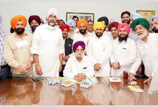 ਸੁਖਜਿੰਦਰ ਸਿੰਘ ਰੰਧਾਵਾ ਨੇ ਮੁੱਖ ਮੰਤਰੀ ਚਰਨਜੀਤ ਸਿੰਘ ਚੰਨੀ ਦੀ ਹਾਜ਼ਰੀ ਵਿੱਚ ਉਪ ਮੁੱਖ ਮੰਤਰੀ ਵਜੋਂ ਅਹੁਦਾ ਸੰਭਾਲਿਆ
