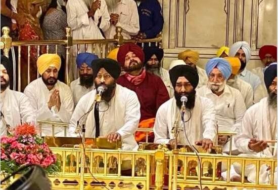 ਮੁੱਖ ਮੰਤਰੀ ਚੰਨੀ ਤੇ ਦੋਵੇਂ ਡਿਪਟੀ ਸੀ ਐਮ ਨੇ ਦਰਬਾਰ ਸਾਹਿਬ ਮੱਥਾ ਟੇਕਿਆ,ਕਿਹਾ, “ਧਰਮ ਨਾਲ ਹੀ ਚੱਲੇਗਾ ਰਾਜ”