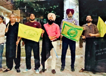 ਲੋਕ-ਮਾਰੂ ਤਿੰਨ ਕਾਲੇ ਕਾਨੂੰਨਾਂ ਖਿਲਾਫ਼ ਇਪਟਾ ਦੇ ਕਾਰਕੁਨਾਂ ਨੇ ਪ੍ਰਸਿੱਧ ਨਾਟਕਕਾਰ ਤੇ ਨਾਟ-ਨਿਰਦੇਸ਼ਕ ਡਾ. ਆਤਮਜੀਤ ਨਾਲ ਰਲ ਕੇ ਕੀਤਾ ਰੋਸ ਪ੍ਰਦਰਸ਼ਨ