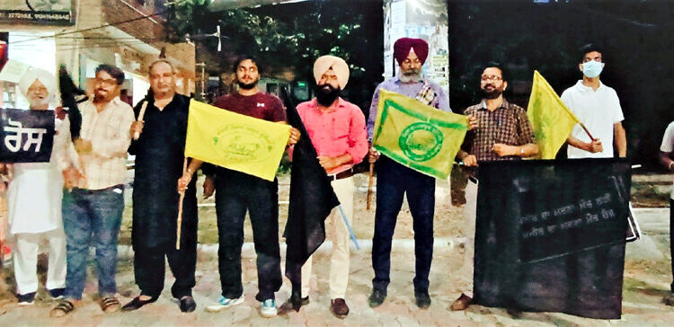 ਲੋਕ-ਮਾਰੂ ਤਿੰਨ ਕਾਲੇ ਕਾਨੂੰਨਾਂ ਖਿਲਾਫ਼ ਇਪਟਾ ਦੇ ਕਾਰਕੁਨਾਂ ਨੇ ਪ੍ਰਸਿੱਧ ਨਾਟਕਕਾਰ ਤੇ ਨਾਟ-ਨਿਰਦੇਸ਼ਕ ਡਾ. ਆਤਮਜੀਤ ਨਾਲ ਰਲ ਕੇ ਕੀਤਾ ਰੋਸ ਪ੍ਰਦਰਸ਼ਨ