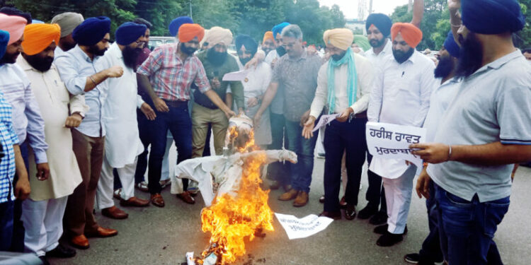 ਯੂਥ ਅਕਾਲੀ ਦਲ ਨੇ ਫੂਕਿਆ ਹਰੀਸ਼ ਰਾਵਤ ਦਾ ਪੁਤਲਾ ਧਾਰਮਿਕ ਭਾਵਨਾਵਾਂ ਭੜਕਾਉਣ ਦਾ ਮਾਮਲਾ ਦਰਜ ਕਰਨ ਦੀ ਮੰਗ