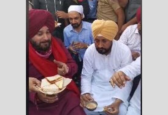 ਜਦੋਂ ਮੁੱਖ ਮੰਤਰੀ ਚੰਨੀ ਨੇ ਟੀਮ ਸਮੇਤ ਟੀ ਸਟਾਲ ’ਤੇ ਪੀਤੀ ਚਾਹ