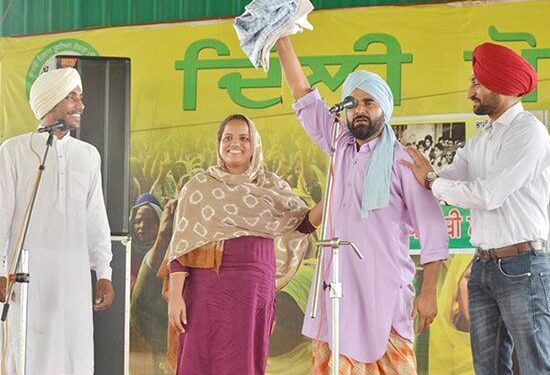 ਦਿੱਲੀ ਮੋਰਚੇ ’ਚ ਨਾਟਕਕਾਰਾਂ ਦੇ ਬਾਬਾ ਬੋਹੜ ਗੁਰਸ਼ਰਨ ਸਿੰਘ ਉਰਫ਼ ਭਾਈ ਮੰਨਾ ਸਿੰਘ ਨੂੰ ਸਿਜ਼ਦਾ