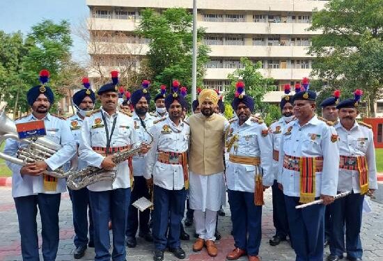 ਪੁਲਿਸ ਬੈਂਡ ਨੂੰ ਕੋਲ ਬੁਲਾ ਕੇ ਮੁੱਖ ਮੰਤਰੀ ਚੰਨੀ ਨੇ ਖਿਚਵਾਈ ਫੋਟੋ