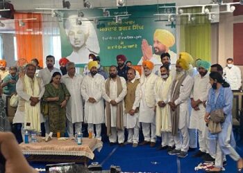 ਮੁੱਖ ਮੰਤਰੀ ਚੰਨੀ ਨੇ ਸ਼ਹੀਦ-ਏ-ਆਜ਼ਮ ਸ੍ਰ ਭਗਤ ਸਿੰਘ ਦੇ ਪਰਿਵਾਰਕ ਮੈਂਬਰਾਂ ਨੂੰ ਸਨਮਾਨਿਤ ਕੀਤਾ