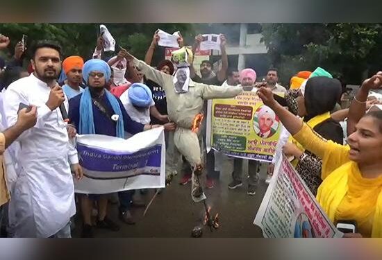 ਹਲਵਾਰਾ ਏਅਰਪੋਰਟ ਦਾ ਨਾਮ ਬਦਲਣ ਦੀ ਮੰਗ ਨੂੰ ਲੈ ਕੇ ਲੁਧਿਆਣਾ ਡੀਸੀ ਦਫ਼ਤਰ ਦੇ ਬਾਹਰ ਪ੍ਰਦਰਸ਼ਨ