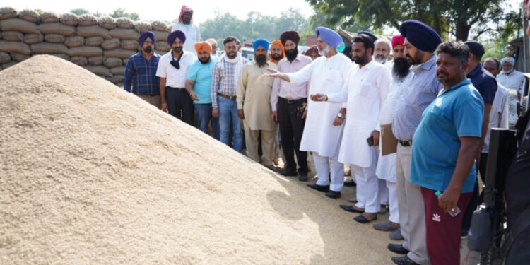 ਕਾਂਗਰਸ ਦੇ ਰਾਜ ਦੌਰਾਨ ਫ਼ਸਲਾਂ ਵੇਚਣ ਵਿੱਚ ਕਿਸਾਨਾਂ ਨੂੰ ਕਦੇ ਦਿੱਕਤ ਨਹੀਂ ਆਈ : ਬਲਬੀਰ ਸਿੰਘ ਸਿੱਧੂ ਪਿੰਡ ਭਾਗੋਮਾਰਾ ਦੇ ਖਰੀਦ ਕੇਂਦਰ ਵਿੱਚ ਪ੍ਰਬੰਧਾਂ ਦਾ ਜਾਇਜ਼ਾ ਲਿਆ