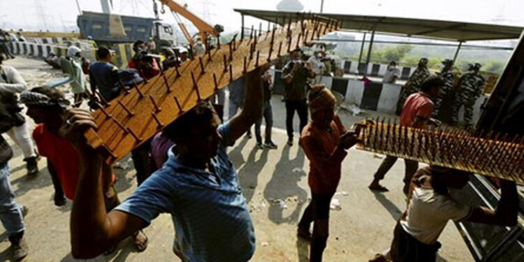 ਗ਼ਾਜ਼ੀਪੁਰ ਵਿੱਚ ਕਿਸਾਨਾਂ ਦੇ ਪ੍ਰਦਰਸ਼ਨ ਸਥਾਨ ਤੋਂ ਪੁਲੀਸ ਨੇ ਬੈਰੀਕੇਡ ਹਟਾਏ