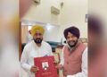 ਅੰਮ੍ਰਿਤਪਾਲ ਸਿੰਘ ਵੱਲੋਂ ਪੰਜਾਬ ਦੇ ਮੁੱਖ ਮੰਤਰੀ ਸਿੰਘ ਚੰਨੀ ਨੂੰ ਕਿਤਾਬ “ਸ਼ਾਈਨਿੰਗ ਸਿੱਖ ਯੂਥ ਆਫ ਇੰਡੀਆ” ਭੇਂਟ