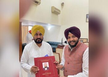 ਅੰਮ੍ਰਿਤਪਾਲ ਸਿੰਘ ਵੱਲੋਂ ਪੰਜਾਬ ਦੇ ਮੁੱਖ ਮੰਤਰੀ ਸਿੰਘ ਚੰਨੀ ਨੂੰ ਕਿਤਾਬ “ਸ਼ਾਈਨਿੰਗ ਸਿੱਖ ਯੂਥ ਆਫ ਇੰਡੀਆ” ਭੇਂਟ