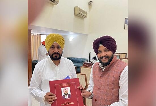 ਅੰਮ੍ਰਿਤਪਾਲ ਸਿੰਘ ਵੱਲੋਂ ਪੰਜਾਬ ਦੇ ਮੁੱਖ ਮੰਤਰੀ ਸਿੰਘ ਚੰਨੀ ਨੂੰ ਕਿਤਾਬ “ਸ਼ਾਈਨਿੰਗ ਸਿੱਖ ਯੂਥ ਆਫ ਇੰਡੀਆ” ਭੇਂਟ