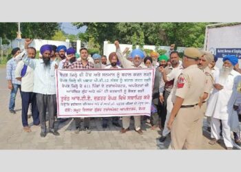 ਆਰਟੀਏ ਦਫਤਰ ਰੋਪਡ਼ ਸਥਾਪਿਤ ਕਰਨ ਦੀ ਮੰਗ ਨੂੰ ਲੈ ਕੇ ਕੀਤਾ ਰੋਸ ਪ੍ਰਦਰਸ਼ਨ