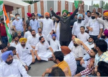 ਲਖੀਮਪੁਰ ਖੀਰੀ ਹਾਦਸੇ ਨੂੰ ਲੈ ਕੇ ਨਵਜੋਤ ਸਿੱਧੂ ਨੇ ਗਵਰਨਰ ਹਾਊਸ ਦੇ ਬਾਹਰ ਧਰਨਾ ਦਿੱਤਾ