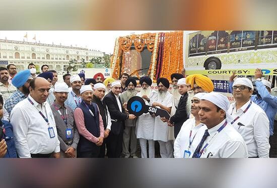 ਸਟੇਟ ਬੈਂਕ ਆਫ਼ ਇੰਡੀਆ ਵੱਲੋਂ ਸ੍ਰੀ ਦਰਬਾਰ ਸਾਹਿਬ ਵਿਖੇ ਪਾਲਕੀ ਸਾਹਿਬ ਵਾਲੀ ਬੱਸ ਭੇਟ