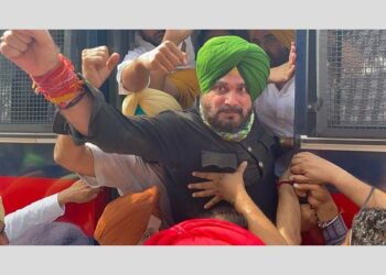 ਰੋਸ ਪ੍ਰਦਰਸ਼ਨ ਕਰ ਰਹੇ ਨਵਜੋਤ ਸਿੱਧੂ ਨੂੰ ਹਿਰਾਸਤ ’ਚ ਲਿਆ