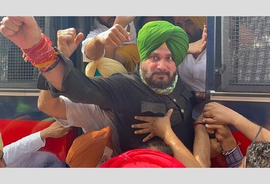 ਰੋਸ ਪ੍ਰਦਰਸ਼ਨ ਕਰ ਰਹੇ ਨਵਜੋਤ ਸਿੱਧੂ ਨੂੰ ਹਿਰਾਸਤ ’ਚ ਲਿਆ