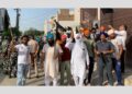 ਕਿਸਾਨਾਂ ਨੇ ਰਾਨੀਆ ਰੋਡ ‘ਤੇ ਭਾਜਪਾ ਨੇਤਾਵਾਂ ਨੂੰ ਕਾਲੇ ਝੰਡੇ ਦਿਖਾਏ
