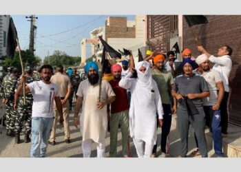 ਕਿਸਾਨਾਂ ਨੇ ਰਾਨੀਆ ਰੋਡ ‘ਤੇ ਭਾਜਪਾ ਨੇਤਾਵਾਂ ਨੂੰ ਕਾਲੇ ਝੰਡੇ ਦਿਖਾਏ